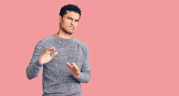 Hispanische Gutaussehende Junge Mann Lässigem Pullover Angewiderte Miene Ungehalten Und — Stockfoto