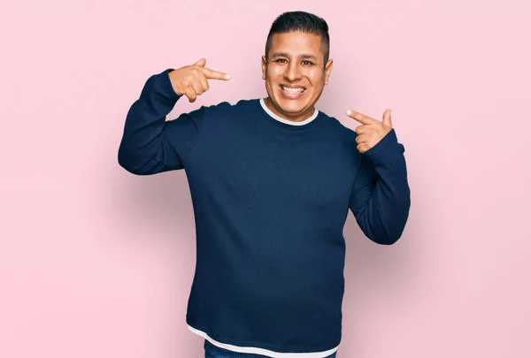 Νεαρός Λατίνος Άντρας Που Φοράει Καθημερινά Ρούχα Χαμογελώντας Χαρούμενα Δείχνοντας — Φωτογραφία Αρχείου