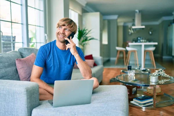 Medelålders Stilig Kaukasisk Man Avkopplande Hemma Arbetar Med Dator Laptop — Stockfoto