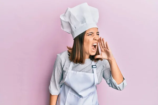 プロの料理人の制服を着て大声で叫び 口の中で手で側に大声で叫ぶ若い美しい女性 コミュニケーションの概念 — ストック写真
