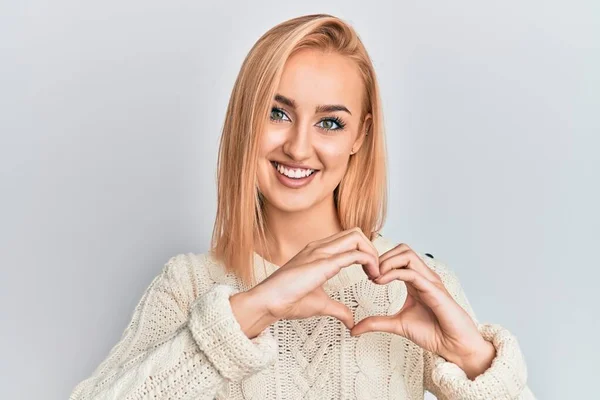 Vakker Kvinne Vintergenser Som Smiler Kjærlighet Gjør Hjertesymboler Med Hender – stockfoto