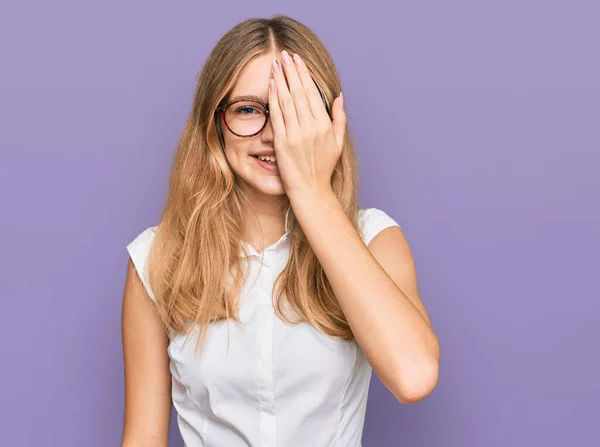 Vacker Ung Kaukasiska Flicka Bär Casual Kläder Och Glasögon Täcker — Stockfoto