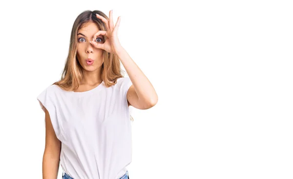 Beautiful Caucasian Woman Blonde Hair Wearing Casual White Tshirt Doing — Foto Stock