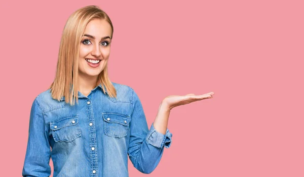 Mulher Branca Bonita Vestindo Jaqueta Ganga Casual Sorrindo Alegre Apresentando — Fotografia de Stock