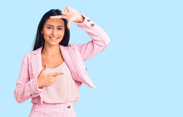 Joven Hermosa Chica Latina Con Ropa Negocios Sonriendo Haciendo Marco — Foto de Stock