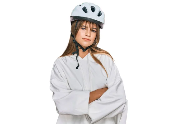 Ragazza Caucasica Adolescente Con Casco Bici Scettico Nervoso Espressione Disapprovazione — Foto Stock