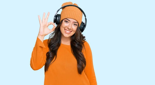 Hermosa Mujer Joven Morena Escuchando Música Usando Auriculares Sonriendo Positiva —  Fotos de Stock