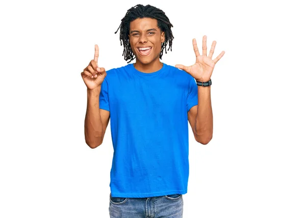 Jovem Afro Americano Vestindo Roupas Casuais Mostrando Apontando Para Cima — Fotografia de Stock