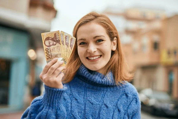 Jong Kaukasisch Meisje Glimlachend Gelukkig Houden Hongaarse Forint Bankbiljetten Stad — Stockfoto