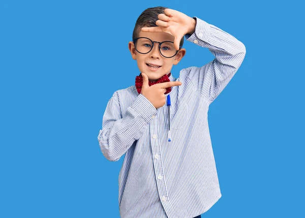 Lindo Niño Rubio Con Corbata Lazo Nerd Gafas Sonriendo Haciendo — Foto de Stock