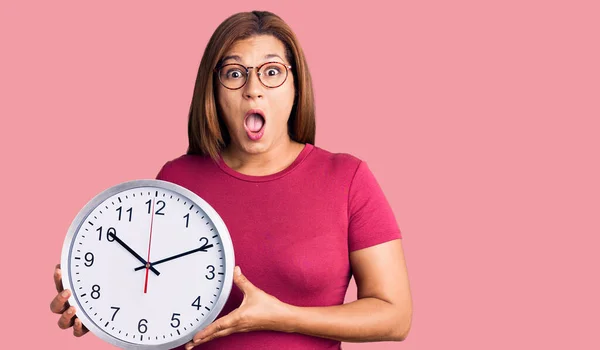 Mujer Latina Mediana Edad Sosteniendo Gran Reloj Asustada Sorprendida Con —  Fotos de Stock
