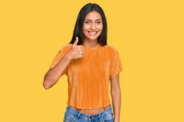 Joven Morena Árabe Vestida Con Ropa Casual Haciendo Felices Pulgares —  Fotos de Stock