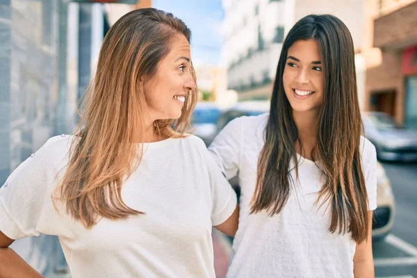 Schöne Hispanische Mutter Und Tochter Lächeln Glücklich Der Stadt — Stockfoto