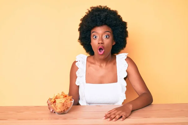 Jonge Afro Amerikaanse Vrouw Houdt Nachos Chips Bang Verbaasd Met — Stockfoto