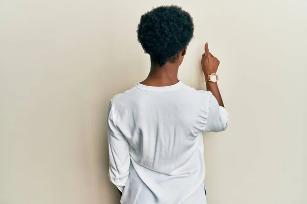 Chica Afroamericana Joven Con Ropa Casual Posando Hacia Atrás Apuntando — Foto de Stock