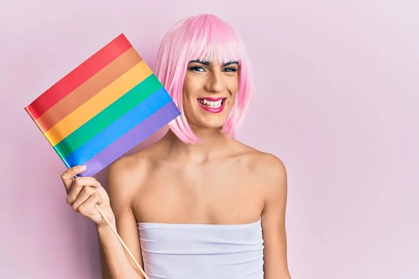 Joven Hombre Vistiendo Mujer Maquillaje Sosteniendo Arco Iris Lgbtq Bandera —  Fotos de Stock