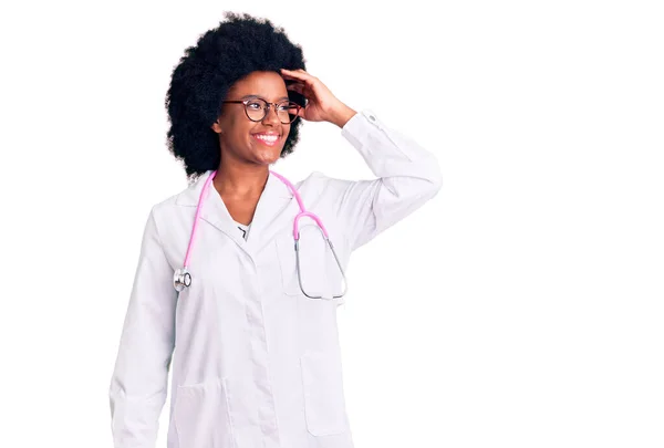 Joven Mujer Afroamericana Vistiendo Abrigo Médico Estetoscopio Sonriendo Confiado Tocando — Foto de Stock