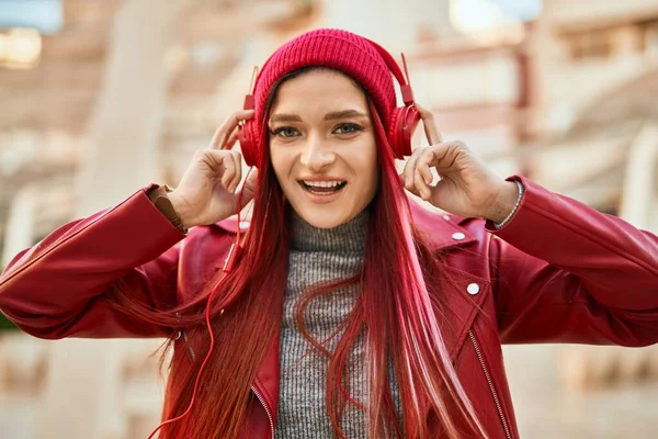 Mladý Kavkazský Dívka Usměvavý Šťastný Poslech Hudby Pomocí Sluchátek Městě — Stock fotografie