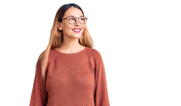 Vacker Ung Kvinna Bär Casual Kläder Och Glasögon Tittar Bort — Stockfoto