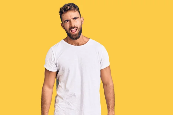 Joven Hombre Hispano Vistiendo Camiseta Blanca Casual Guiñando Ojo Mirando —  Fotos de Stock