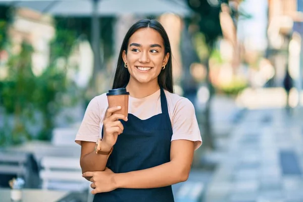 Joven Barista Latina Sonriendo Feliz Sosteniendo Tomar Café Cafetería —  Fotos de Stock