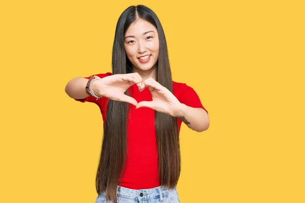 Joven Mujer China Vistiendo Ropa Casual Sonriendo Amor Haciendo Forma — Foto de Stock