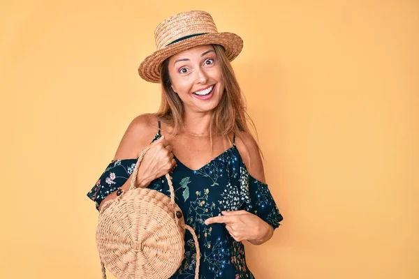 Donna Ispanica Mezza Età Che Indossa Cappello Estivo Tenendo Borsa — Foto Stock