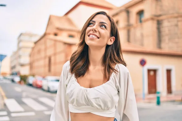 Joven Mujer Hispana Sonriendo Feliz Caminando Por Ciudad — Foto de Stock