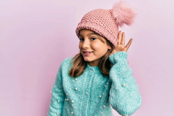 Niña Hermosa Con Suéter Lana Lindo Sombrero Invierno Sonriendo Con — Foto de Stock