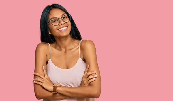 Joven Mujer Afroamericana Vestida Con Ropa Casual Gafas Cara Feliz —  Fotos de Stock