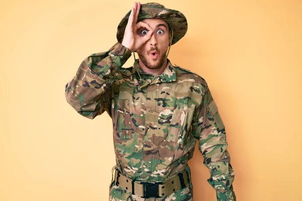 Young Caucasian Man Wearing Camouflage Army Uniform Doing Gesture Shocked — Stock Photo, Image