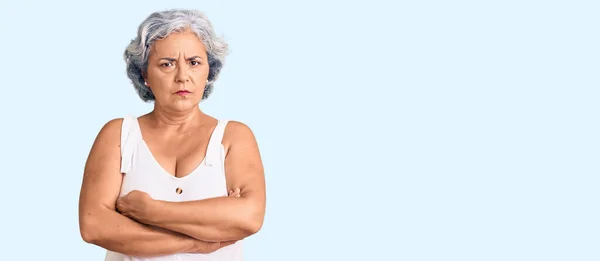 Starší Žena Šedivými Vlasy Neformálním Oblečení Skeptická Nervózní Nesouhlasný Výraz — Stock fotografie