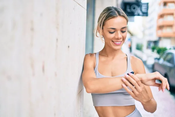 Jonge Blanke Fitnessvrouw Draagt Sportkleding Training Buitenshuis Met Behulp Van — Stockfoto