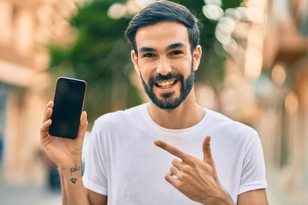 Genç Spanyol Adam Gülümsüyor Mutlu Bir Şekilde Parmakla Gösterip Akıllı — Stok fotoğraf