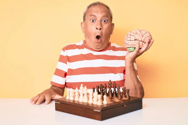 Beyni Gri Saçlı Yaşlı Yakışıklı Adam Satranç Oynarken Korkmuş Şaşkına — Stok fotoğraf