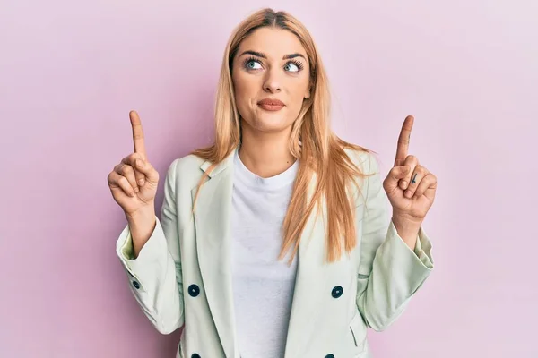 Young Caucasian Woman Wearing Business Clothes Pointing Fingers Smiling Looking — Stock Photo, Image