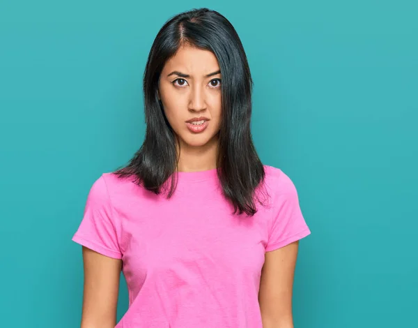 美しいアジアの若い女性のカジュアルなピンクのTシャツを着て懐疑的で緊張し 問題のために動揺を眉をひそめて 否定的な人 — ストック写真