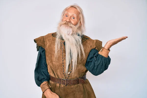 Idős Ősz Hajú Hosszú Szakállú Férfi Viking Tradicionális Jelmezt Visel — Stock Fotó