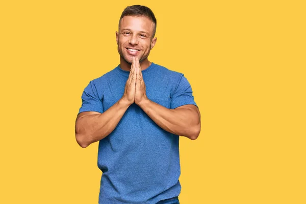 Handsome Muscle Man Wearing Casual Clothes Praying Hands Together Asking — Stock Photo, Image