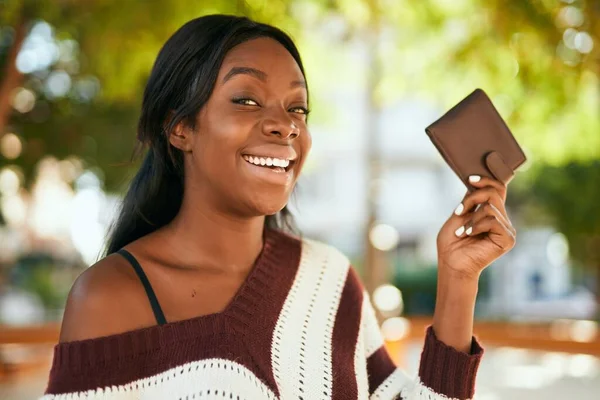 Junge Afroamerikanerin Lächelt Glücklich Mit Ledergeldbörse Park — Stockfoto