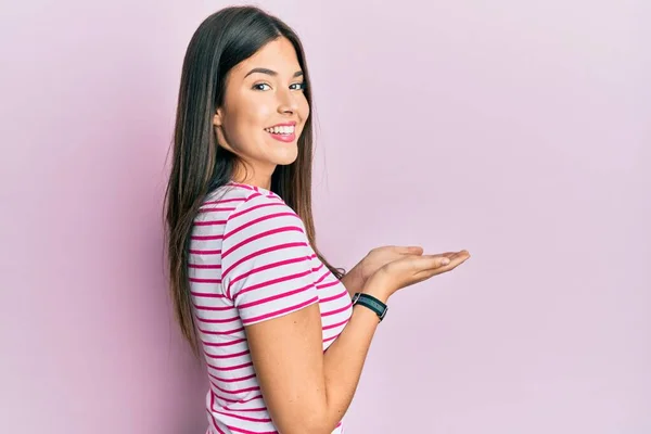 Jonge Brunette Vrouw Dragen Casual Kleding Roze Achtergrond Wijzen Opzij — Stockfoto