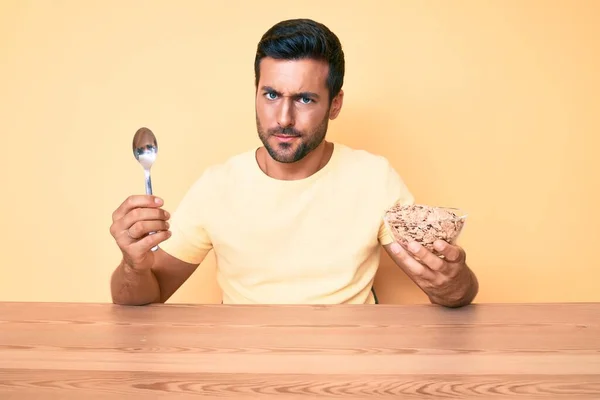 Νεαρός Όμορφος Ισπανός Που Τρώει Υγιείς Διάσημους Ολικής Αλέσεως Που — Φωτογραφία Αρχείου
