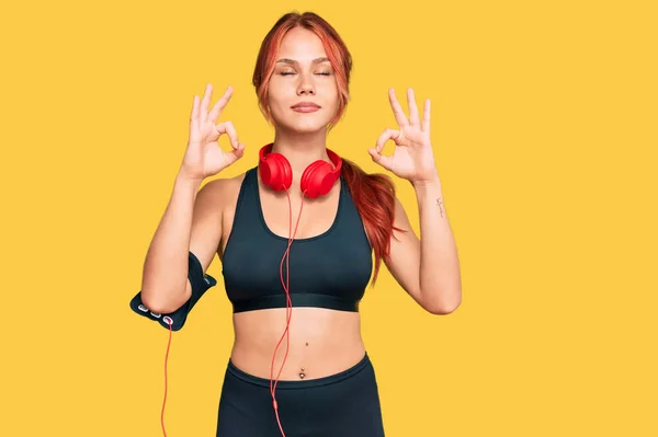 Mujer Pelirroja Joven Con Ropa Gimnasio Uso Auriculares Relajarse Sonreír — Foto de Stock