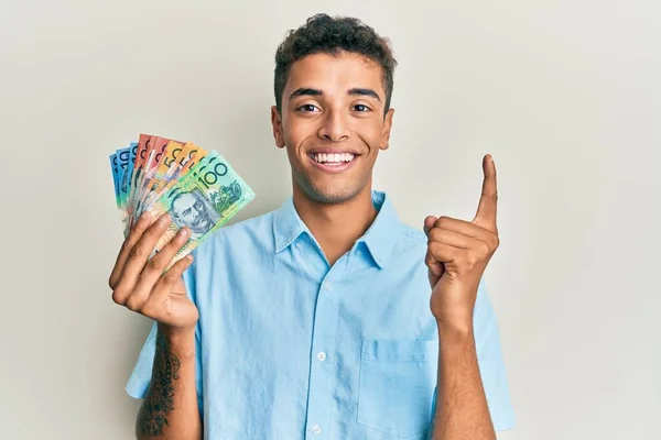 Νεαρός Όμορφος Αφροαμερικάνος Που Κρατάει Αυστραλιανά Δολάρια Χαμογελώντας Μια Ιδέα — Φωτογραφία Αρχείου