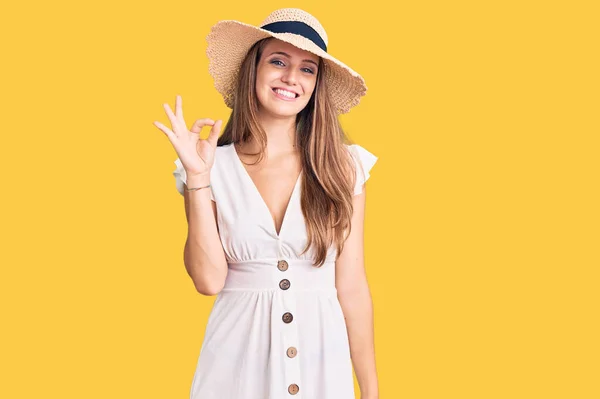 Junge Schöne Blonde Frau Sommerkleid Und Hut Die Positiv Lächelnd — Stockfoto