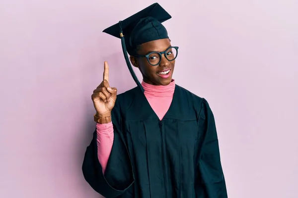 Giovane Ragazza Afroamericana Indossando Berretto Laurea Abito Cerimonia Puntando Dito — Foto Stock