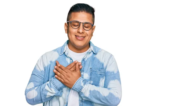 Junger Lateinischer Mann Lässiger Kleidung Und Brille Lächelnd Mit Den — Stockfoto