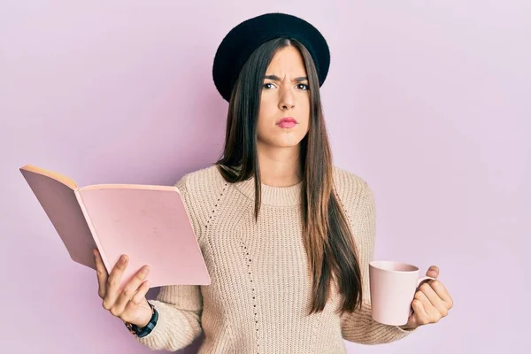 Giovane Donna Bruna Che Legge Libro Beve Una Tazza Caffè — Foto Stock