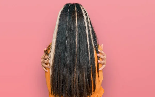 Jonge Latijns Amerikaanse Vrouw Draagt Casual Kleding Knuffelend Zichzelf Gelukkig — Stockfoto