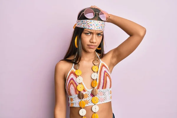 Schöne Hispanische Frau Trägt Bohemian Und Hippie Stil Verwirren Und — Stockfoto
